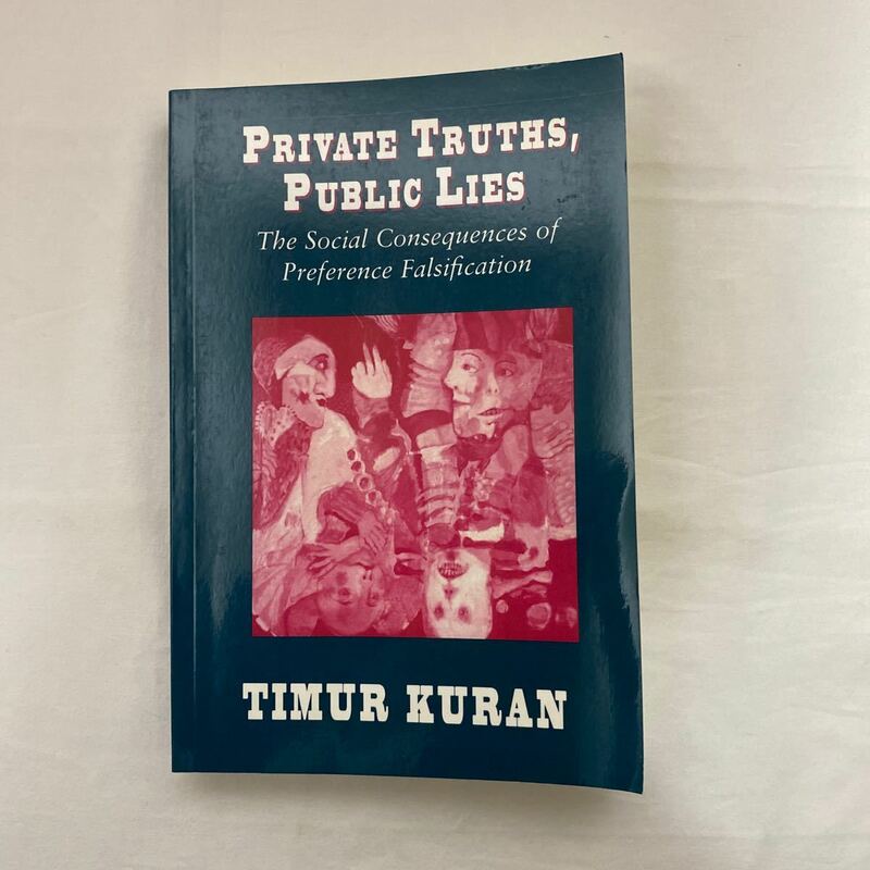 Timur Kuran Private Truths, Public Lies The Social Consequences of Preference Falsification 古本　洋書
