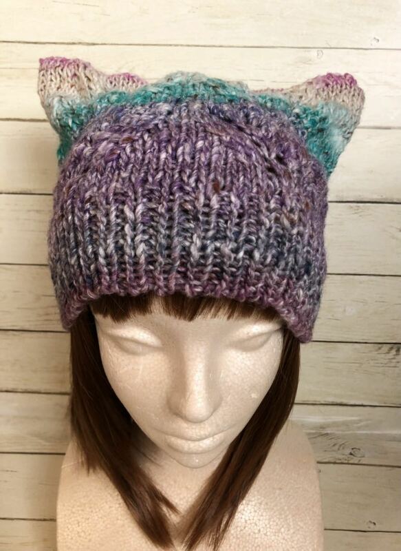 手編みの透かし編み猫耳ニット帽　さわやかな水色〜紫グラデーション　ネコ耳　帽子　野呂毛糸
