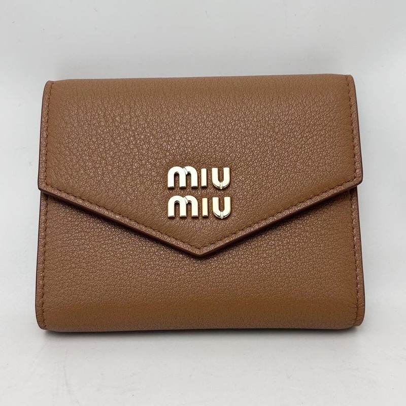新品 miumiu ミュウミュウ コンパクト三つ折り財布 5MH040 キャラメル