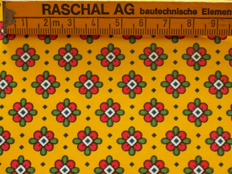 スイス製 ヴィンテージ＆レトロ ワックスペーパー,包装紙 (黄色の背景に赤と緑の幾何学模様) 50cm×50cm 