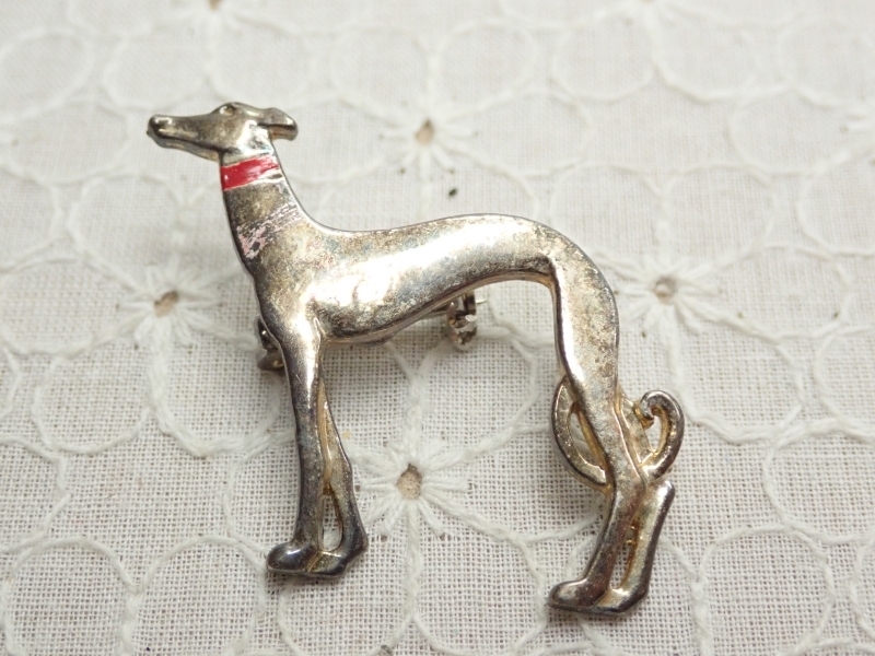 L048　ヴィンテージ ブローチ 金属製 犬デザイン 動物 ミニサイズ Vintage brooch