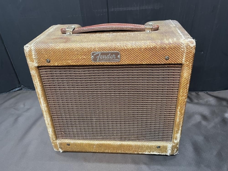 014〇おすすめ商品〇fender アンプ champ 63 裏蓋、真空管やコンデンサー等が変更されています。