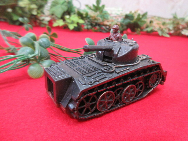 510GY5344 『戦車型』鉛筆削り 金属製　タテ3.8　ヨコ7.2　H4.2ｃｍ