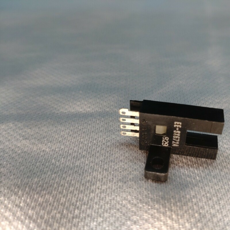 EE-SX672A（フォトセンサー） 端子にハンダ跡無し　未使用品　オムロン製　モニター点灯と消灯