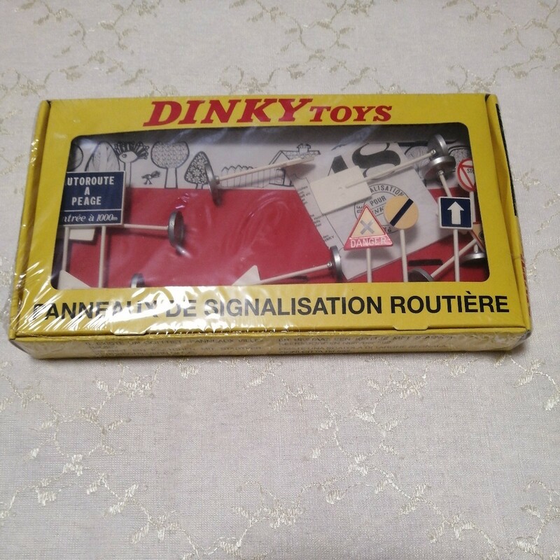 新品未開封　DINKY　Toys デッドストック　道路標識　ミニカー レトロ 当時物 TOYS　SIGNALISATION 標識　車