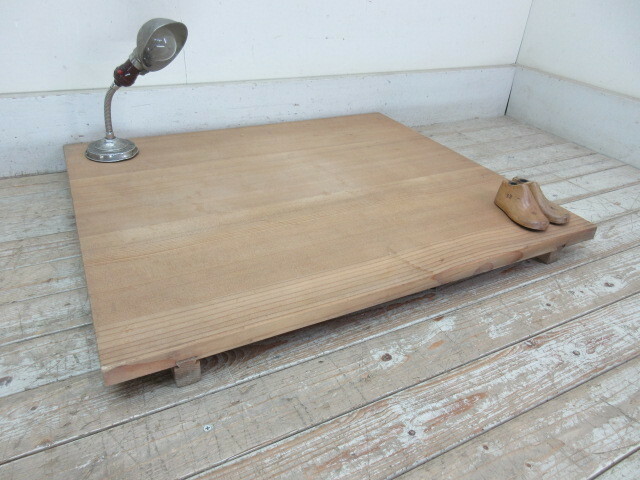 古い木味厚い板の作業台J358　　　アンティーク家具裁板まな板テレビ台ローテーブル天板店舗什器カフェ什器無垢材古家具