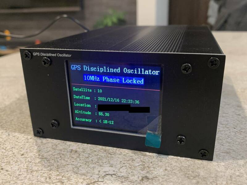 【送料込】新型 GPSDO マスタークロック 4出力 メーカー製モジュール カラーLCD(OCXO GPS同期発振器 標準クロック/基準発振器)
