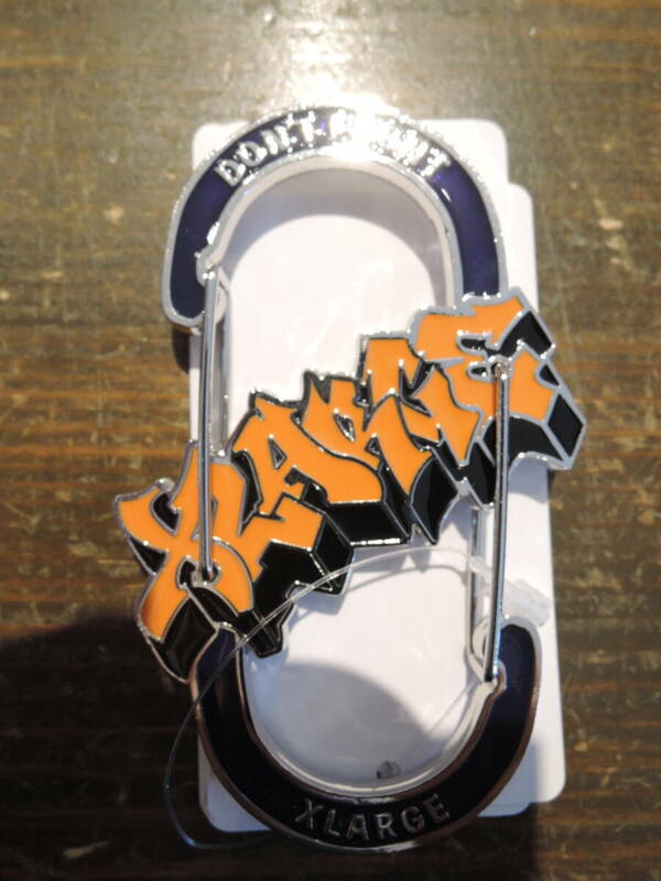 XLARGE X-LARGE エクストララージ GRAFFITI LOGO CARABINER カラビナ オレンジ 2024 最新人気商品　送料\140~　