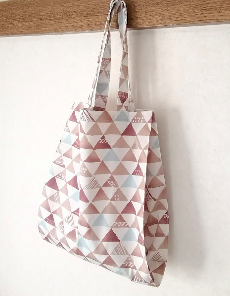 【SALE】ハンドメイド♪　マルシェバッグ 　三角幾何柄/水彩タッチ 〈34×29×横マチ16〉※一枚仕立て