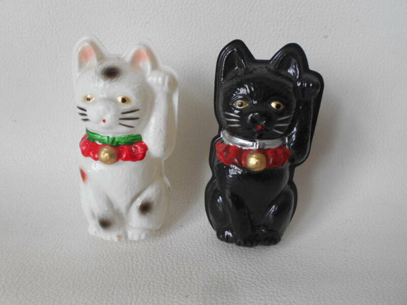 H / 招き猫 セルロイド 白猫 黒猫 2体 置物 猫 招福 幸運 縁起物 商売繁盛 中古品