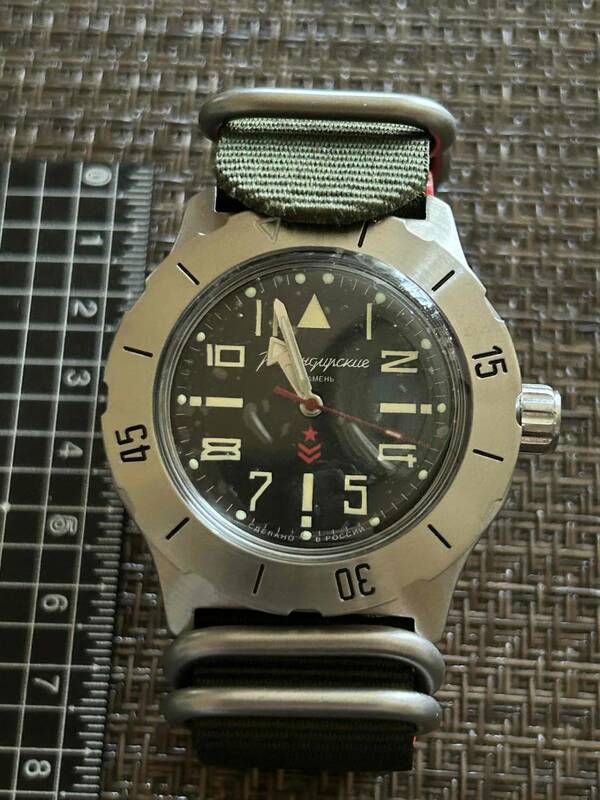 送料込　金属製ズッシリ１００グラム　機械式　海外軍用　腕時計　ケース付き　ミリタリー　ウオッチ　NATOベルト（グリーン）ダイバー