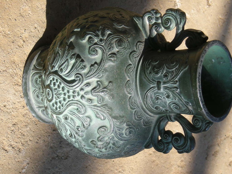 青銅制花瓶高さ約25ｃｍ、太さ約20ｃｍ、口サイズ約8ｃｍ　です。