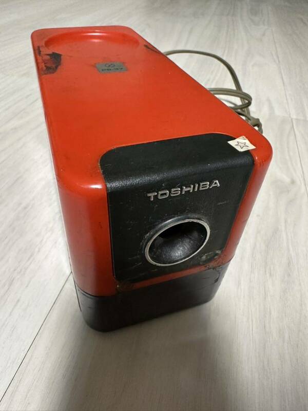 YR16)電動鉛筆削り　TOSHIBA 東芝　赤　昭和レトロ　　レトロ　PS-37 電動式　東芝鉛筆けずり　温度ヒューズ　えんぴつけずり　昔風　