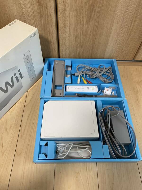 任天堂　Wii ホワイト　RVL-001本体　リモコンなど付き　通電確認　中古現状　③