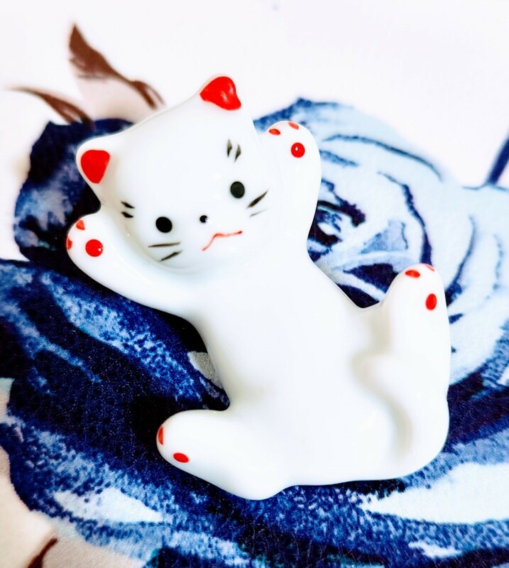 即決 美品 可愛い 猫 ネコ 白猫 箸置き 陶器製 カトラリーレスト 骨董市 検: 招き猫 フィギュア 置物 オブジェ 歌舞伎 アンティーク 万歳