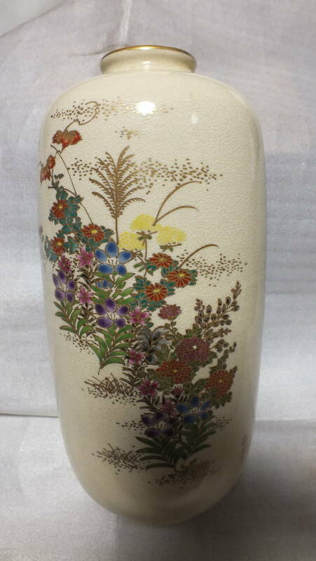 薩摩焼の花瓶（白磁？）高さ約２９㎝ 貫入 花柄が綺麗