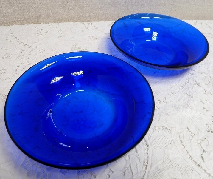 (☆BM)サンドブラスト(0209-⑥)ガラス 瑠璃色 水盤 プレート 2枚 大皿 青 ブルー 花瓶 直径30㎝ 無地 素材 ベース 台 ハンドクラフト 工芸