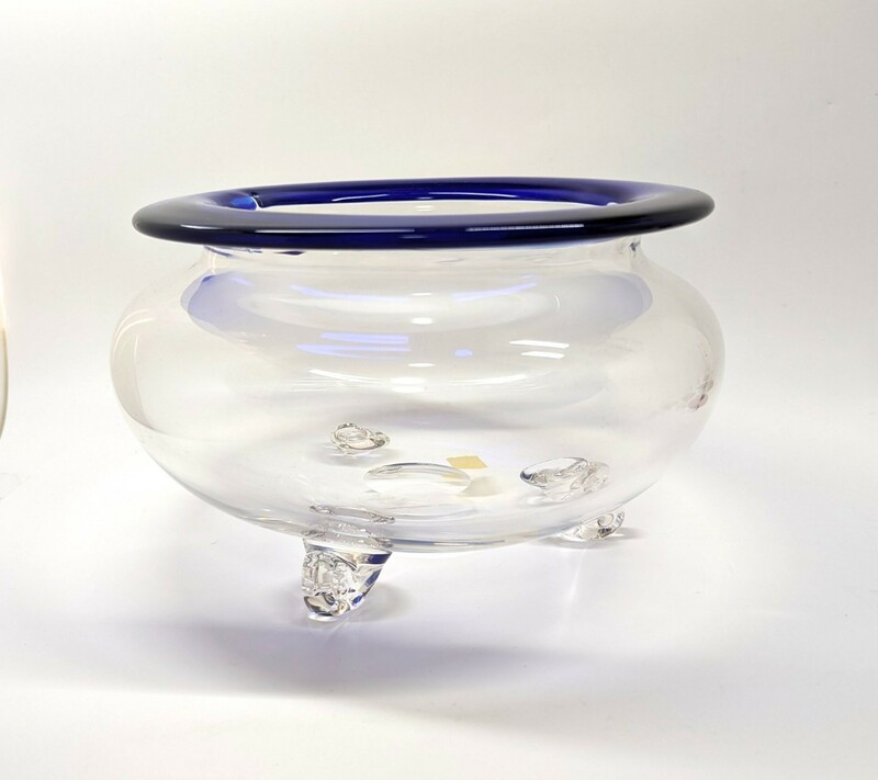 金魚鉢　 ガラス製　三足　手作り金魚鉢　どっしり重いです　W 23cm ×H 14cm　ぐらいです　　中古品　底に小さな傷が一箇所あります