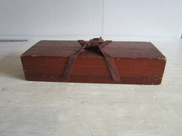 古い　木箱　空箱　紐付き　刀装具収納　日本刀　小刀　美術品保管　