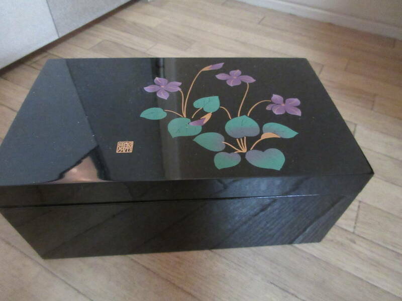 ⑩塗り　花柄　小物箱　18㎝×11㎝、高さ8センチ