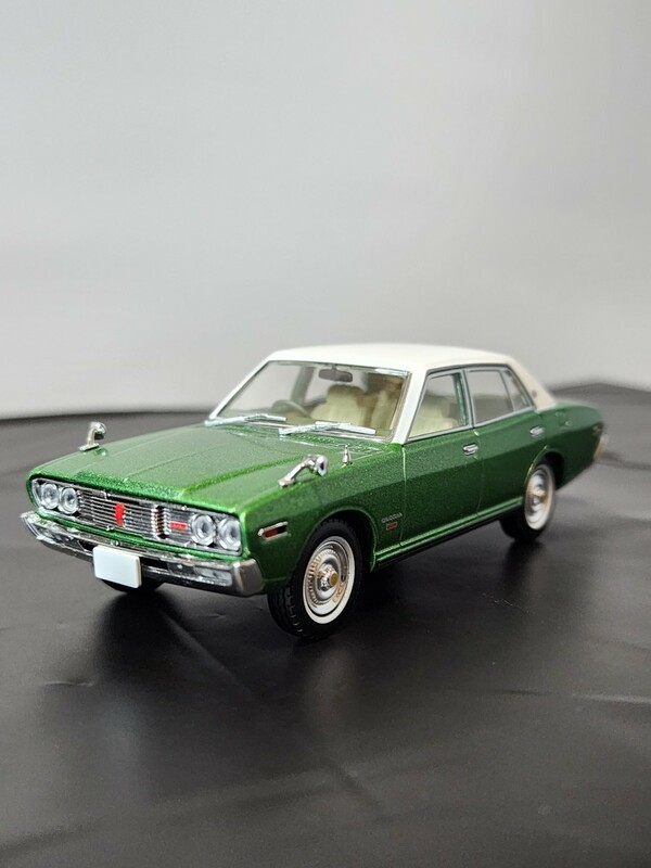 ニッサン グロリア 2000GL (1973年式) 1/43スケール トミーテック