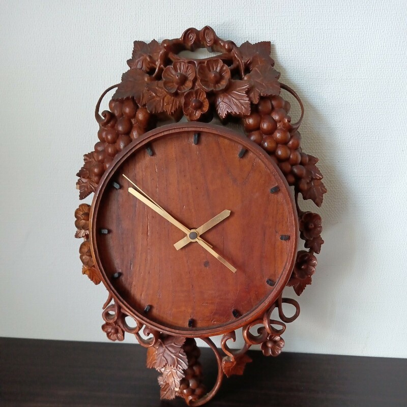 木彫り掛け時計　葡萄　アンティーク時計 手作り 稼動品1