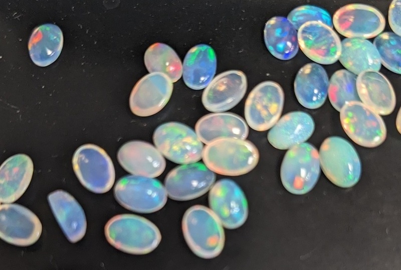 破格値で大放出！美しく輝く色たちを包み込んだ水滴の様な煌めき、稀少な天然石のウオーター・オパールのルース0.4ct