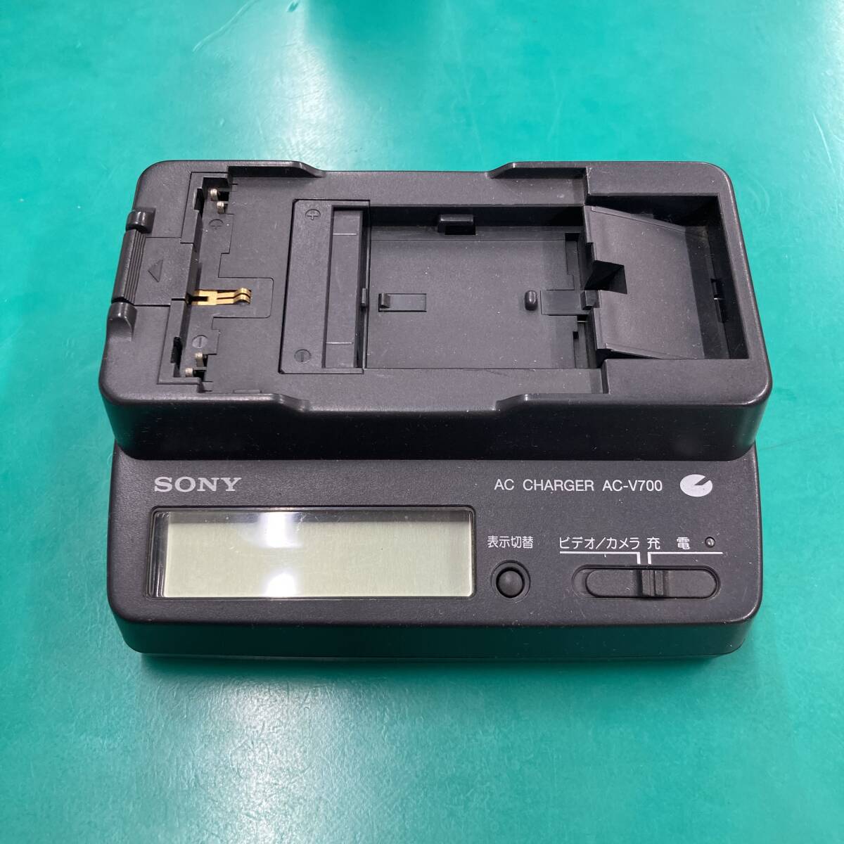 ★ SONY ACチャージャー AC-V700 中古品 R01939