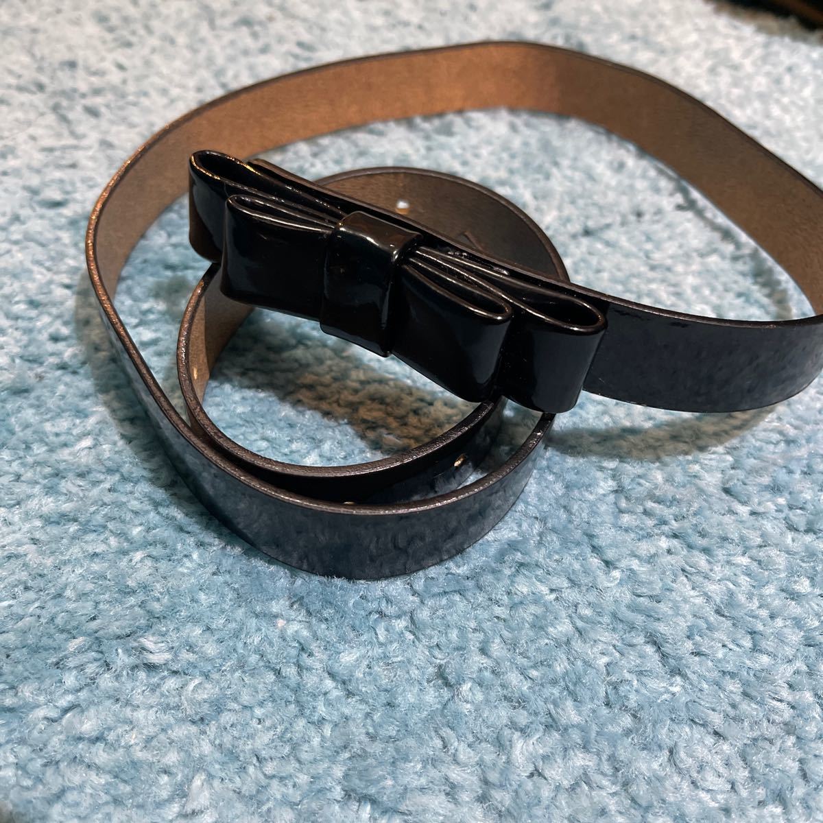 新品　リボン付きベルト　エナメル風　63センチ〜82センチ　