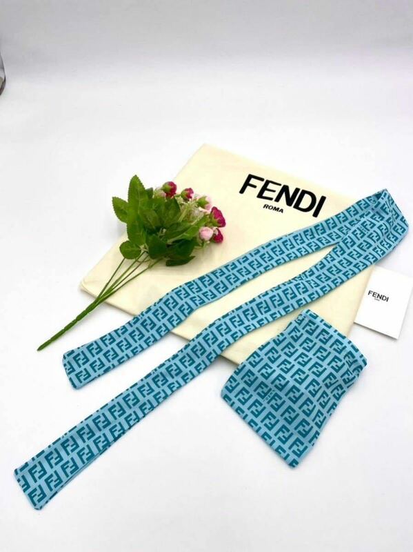 再値下■美品　未使用に近い■FENDI フェンディ　スカーフ　マフラー　ロゴ総柄　ズッカ柄　水色系　プルー系