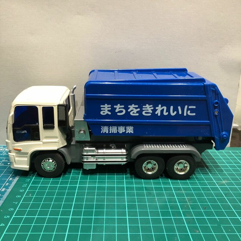 トイコー TOYCO ゴミ収集車 パッカー車 いすゞ ギガ 働く車 トラックミニカー ミニカー 中古品 売切り