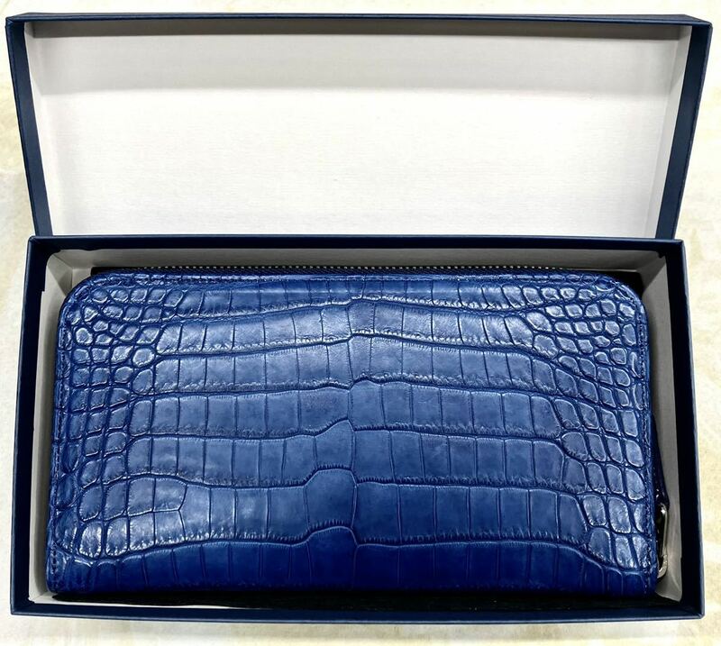 国産、日本製の最高級本藍染のラウンド長財布、クロコダイルワニ革のセンター縦取りの一枚革の藍染カラーのブルー