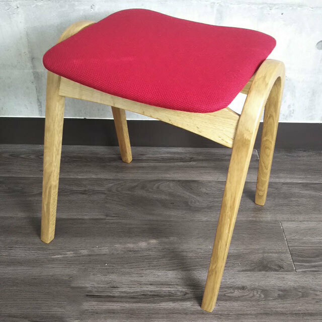 未使用 秋田木工 スタッキングスツール 赤系 レッド 木製 チェア 椅子 腰掛け ナラ材 AKITAMOKKO