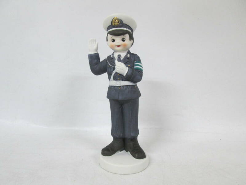 【0208i Y9239】 当時物 警視人形 陶器製 H=19cm 人形 フィギュア 警察官人形 記念品 レア物 警察グッズ