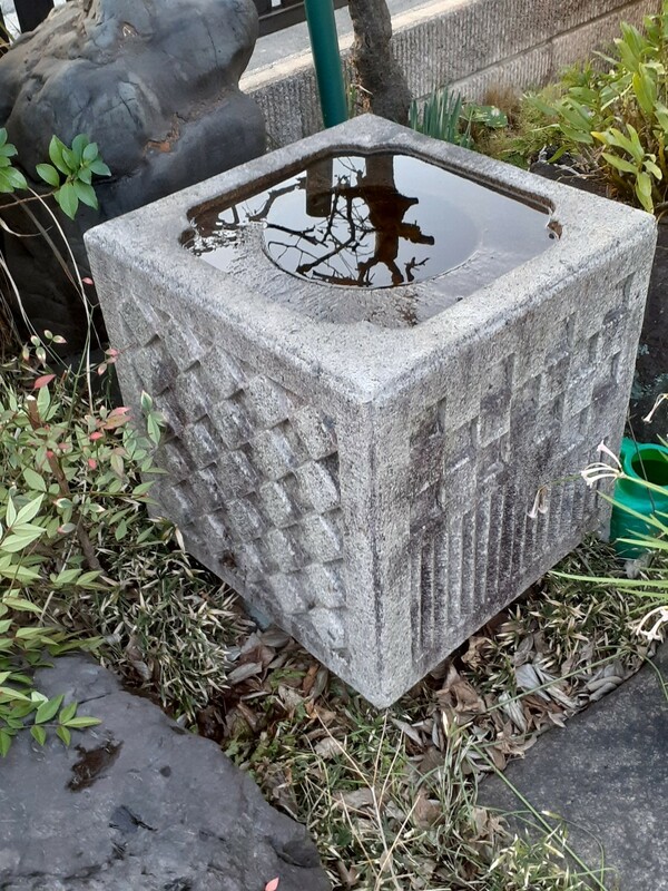 日本庭園 ガーデニング オブジェ 和風 石灯籠 天然石　水鉢　横540㎜、縦540㎜、高さ680㎜