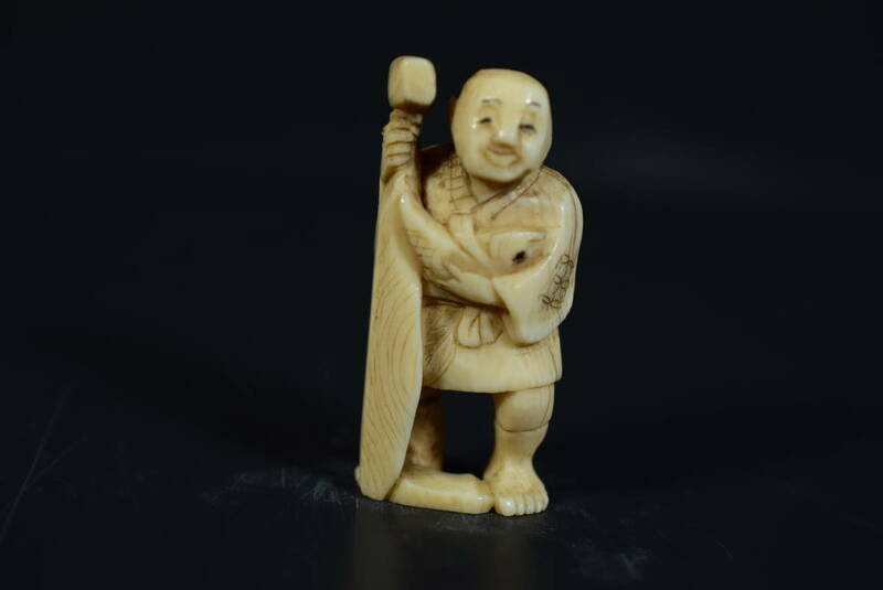 【和】(8422)　コレクター放出品　時代古作　時代彫刻根付　人物　提げ物　印籠　骨牙