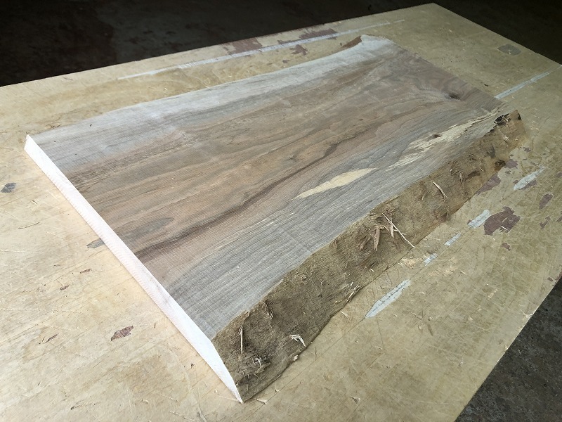送料無料！！【S57A】胡桃 ～605×310～330×30㎜ 板材 乾燥材 木工 DIY 材木 天然木 無垢材《銘木すずめや》