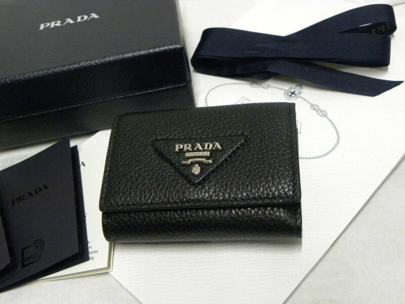 プラダ☆ヴィッテロダイノレザー 財布 ３折りミニ財布☆ブラック 黒☆PRADA 型押しカーフ牛革 コンパクトウォレット☆新品・本物