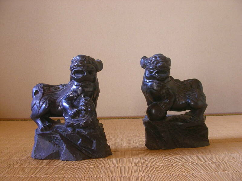 旧家蔵 石彫獅子狛犬像 昭和46年6月香港で購入＄10の書付有 耳にキズ有 銘石 和室,床の間の飾り,オリエンタル,エキゾチック 彫刻素材 阿吽