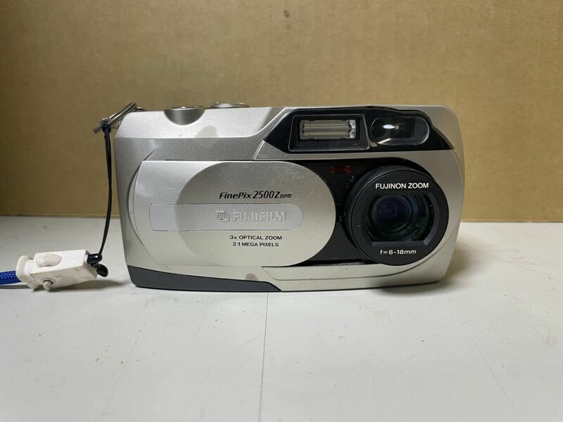 N1075/FUJIFILM Finepix 2500 Zoom Fujinon 3x コンパクトデジタルカメラ