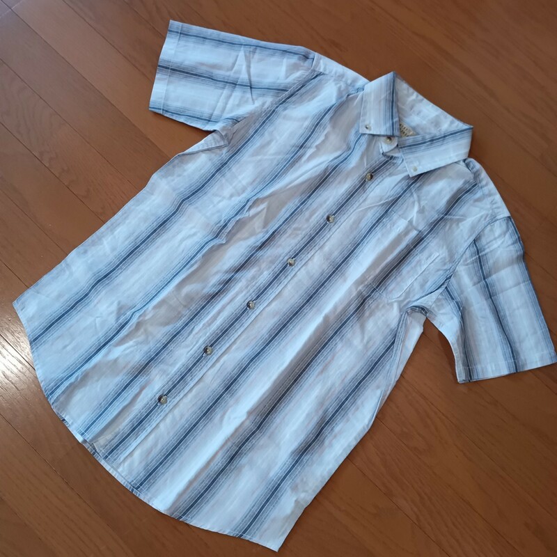 NEXT STANDARD 協同組合関西ファッション連合　ブルーホワイト系ストライプ　ボタンダウン半袖シャツ　メンズサイズＬ　未使用品