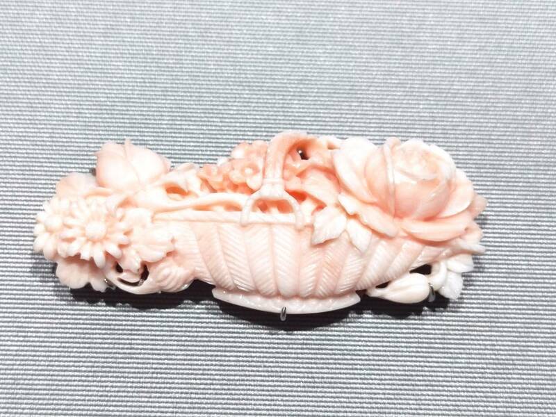 FH05 美品 帯留め 本珊瑚 サンゴ 細密細工 薔薇 チューリップ 花籠彫刻 幅5.0cm 重11g 和装小物