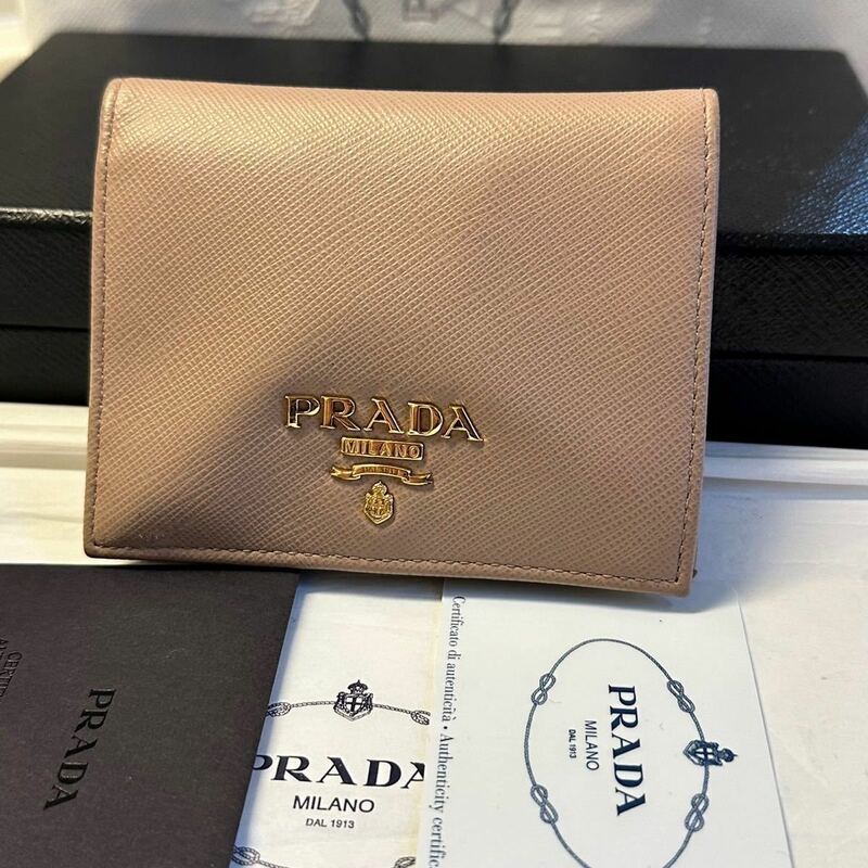 プラダ　PRADA 財布　二つ折り　折り財布　サフィアーノ　コンパクト　ウォレット　レディース