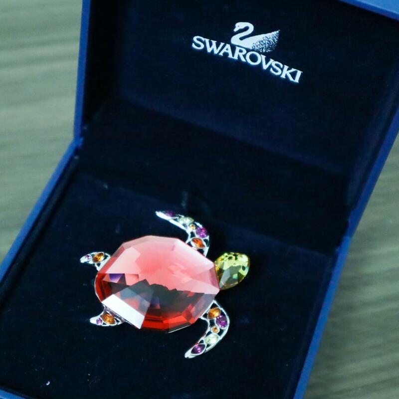 【極美品】スワロフスキー/SWAROVSKI タートルモチーフ ピンブローチ クリスタルストーン 亀 カメ