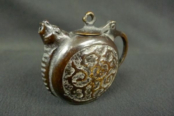 N431 古銅製持手付唐草文獣口水滴 中国古玩 時代物 重量約204g/60