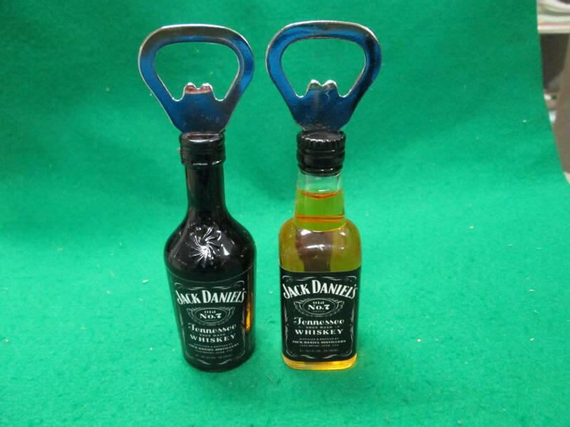 未使用 2個セット ジャックダニエル ボトル型 マグネット 栓抜き 検索用：ウイスキー ミニボトル JACK DANIEL'S オープナー