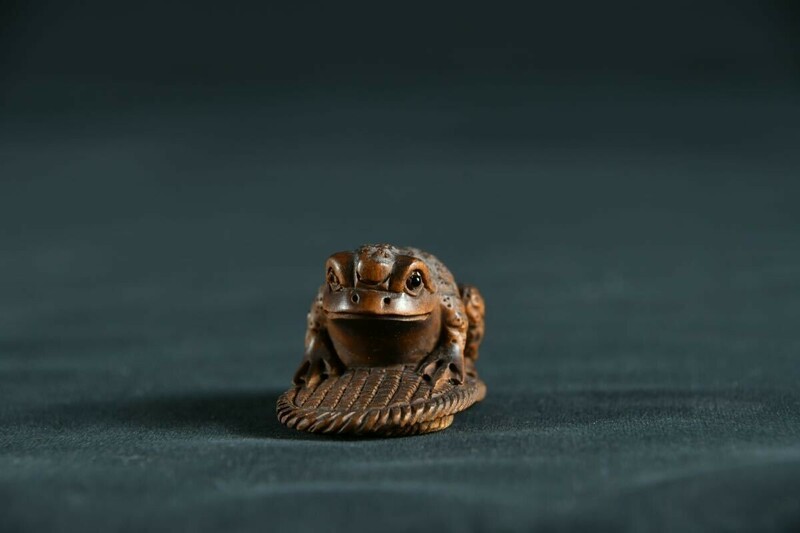 【古美術】カエル 草履 根付 Netsuke 精密 彫刻 超絶技巧 彫塑 提げもの 提物 形彫 蛙 かえる 縁起物