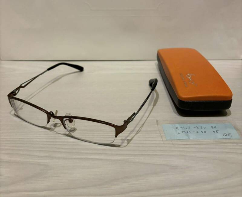 ◎ 美品 度入り メガネ 眼鏡 めがね 度数 R +1.25 -2.50 90 / L 0.25 -2.50 75 PD67 ノーブランド 眼鏡市場 ケース付き