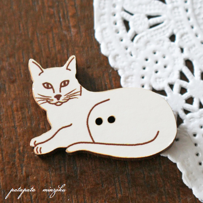 ねこ アイボリー ヨコSM 白猫 フランス 製 木製ボタン アトリエ ボヌール ドゥ ジュール 手芸 ネコ 猫 ボタン 雑貨