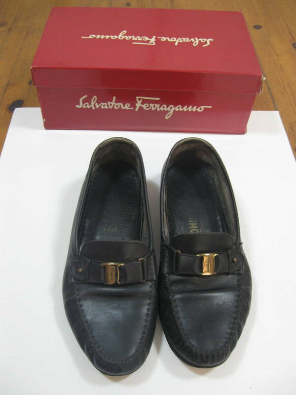 769. Ferragamo フェラガモ スリッポン 黒カーフ 8 1/2 EE 26.5~27.0cm程 レザーソール 革底　イタリア製 おしゃれ 箱付き